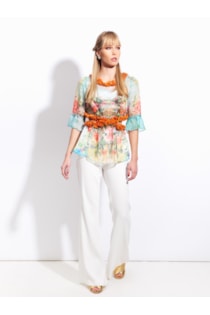 Blusa con recorte y aplicaciones