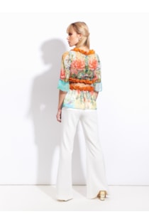 Blusa con recorte y aplicaciones